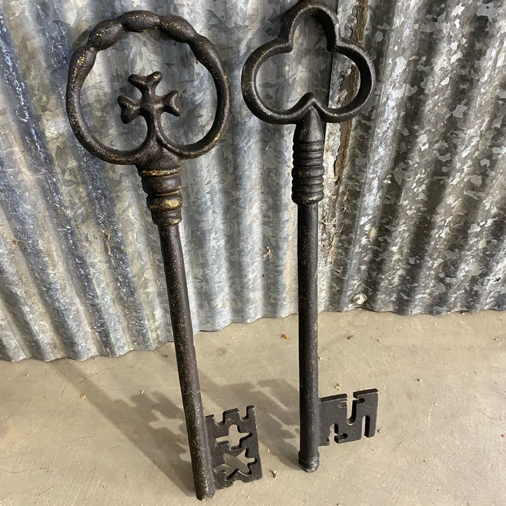 Metal Key shaped wall decor